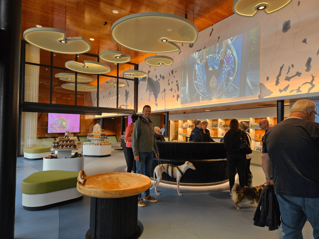 Das neue Foyer des Müritzeums erstrahlt in neuem Glanz. Die ersten Besucher betrachten die moderne Veränderung nach dem Umbau des Empfangbereichs.